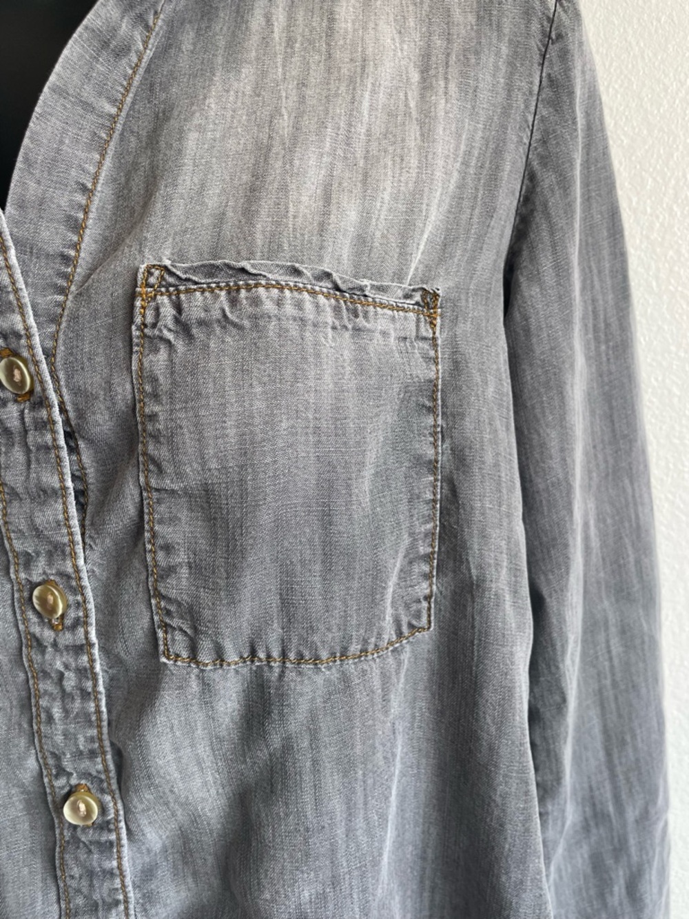Cloth & Stone Anthropologie Button Down Shirt Gray Chambray Lightweight XS - Picture 7 of 12
